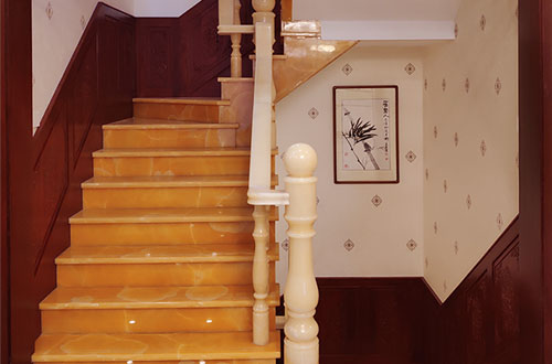 西盟中式别墅室内汉白玉石楼梯的定制安装装饰效果